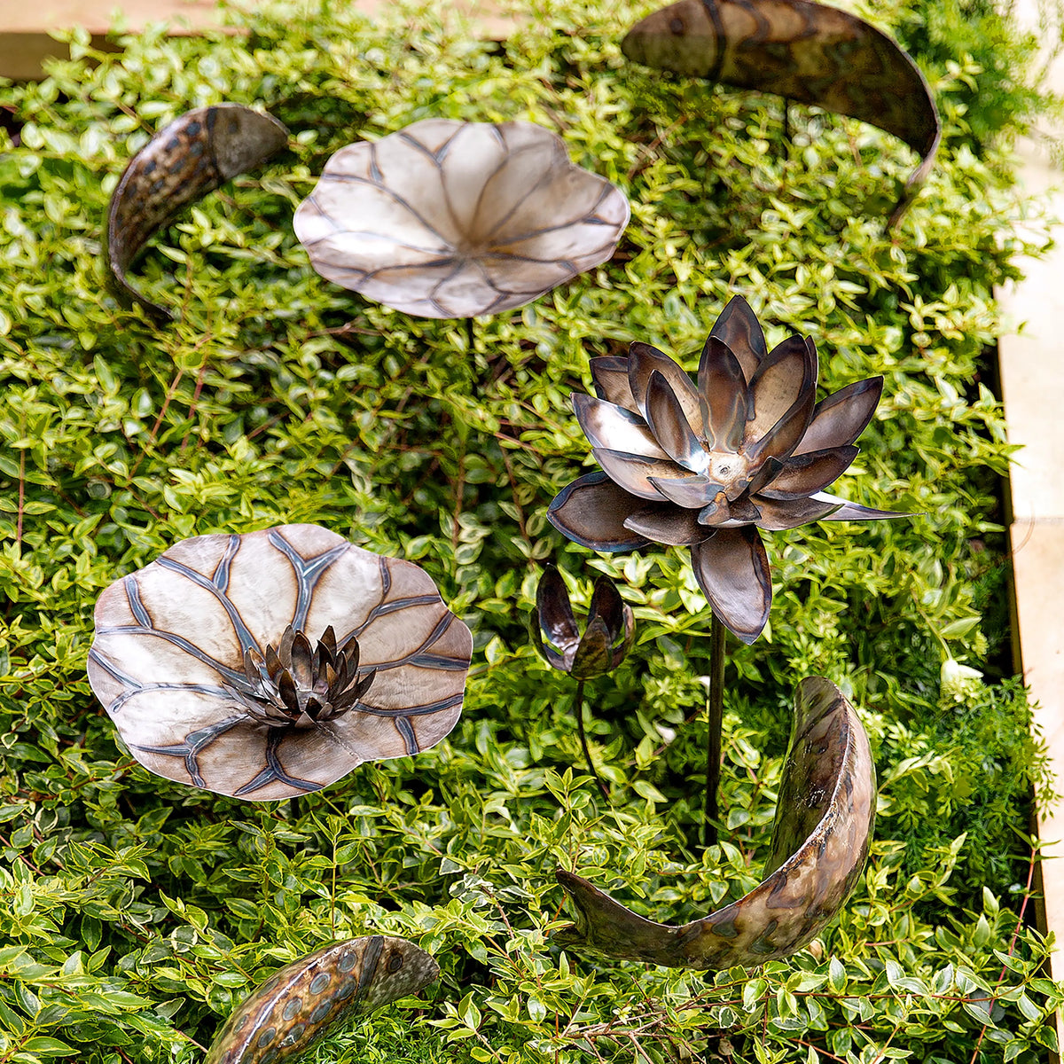 Metal Lily Pad Garden Stakes